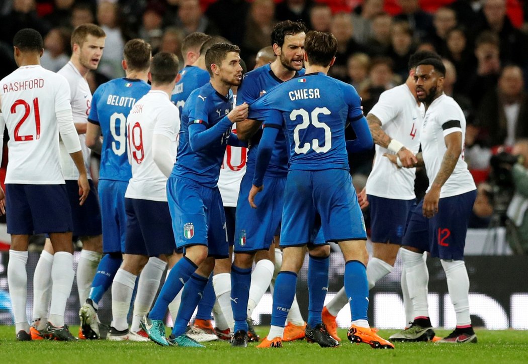 Přípravný zápas Itálie s Anglií nabídl i kontroverzi, o kterou se postaral