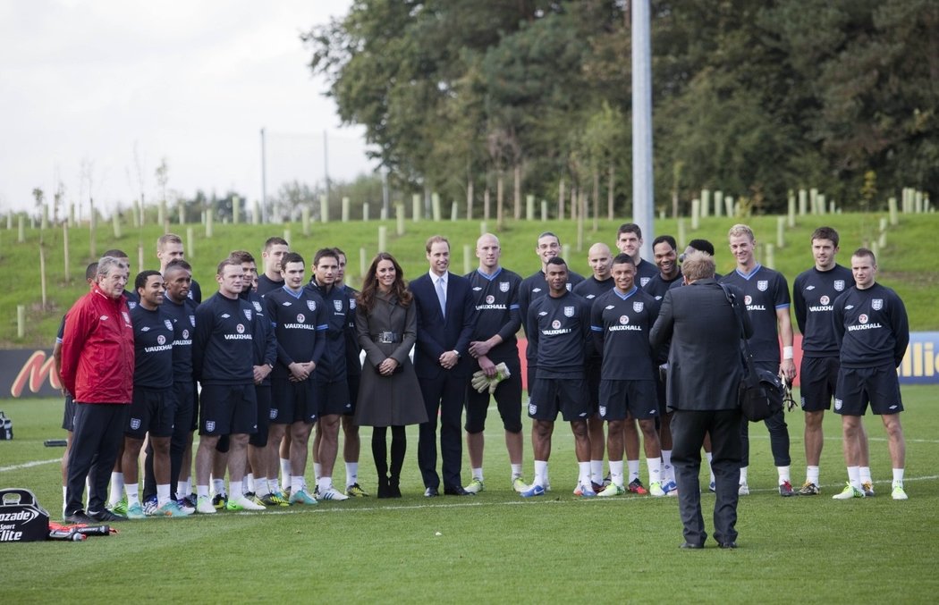 Členové královské rodiny se fotí s celým realizačním týmem fotbalové Anglie.