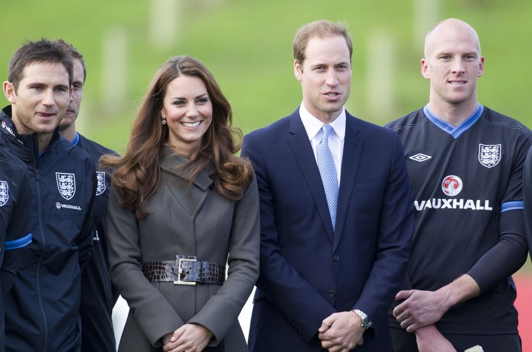 Vévoda a vévodkyně z Cambridge pózují společně s fotbalisty fotografům.
