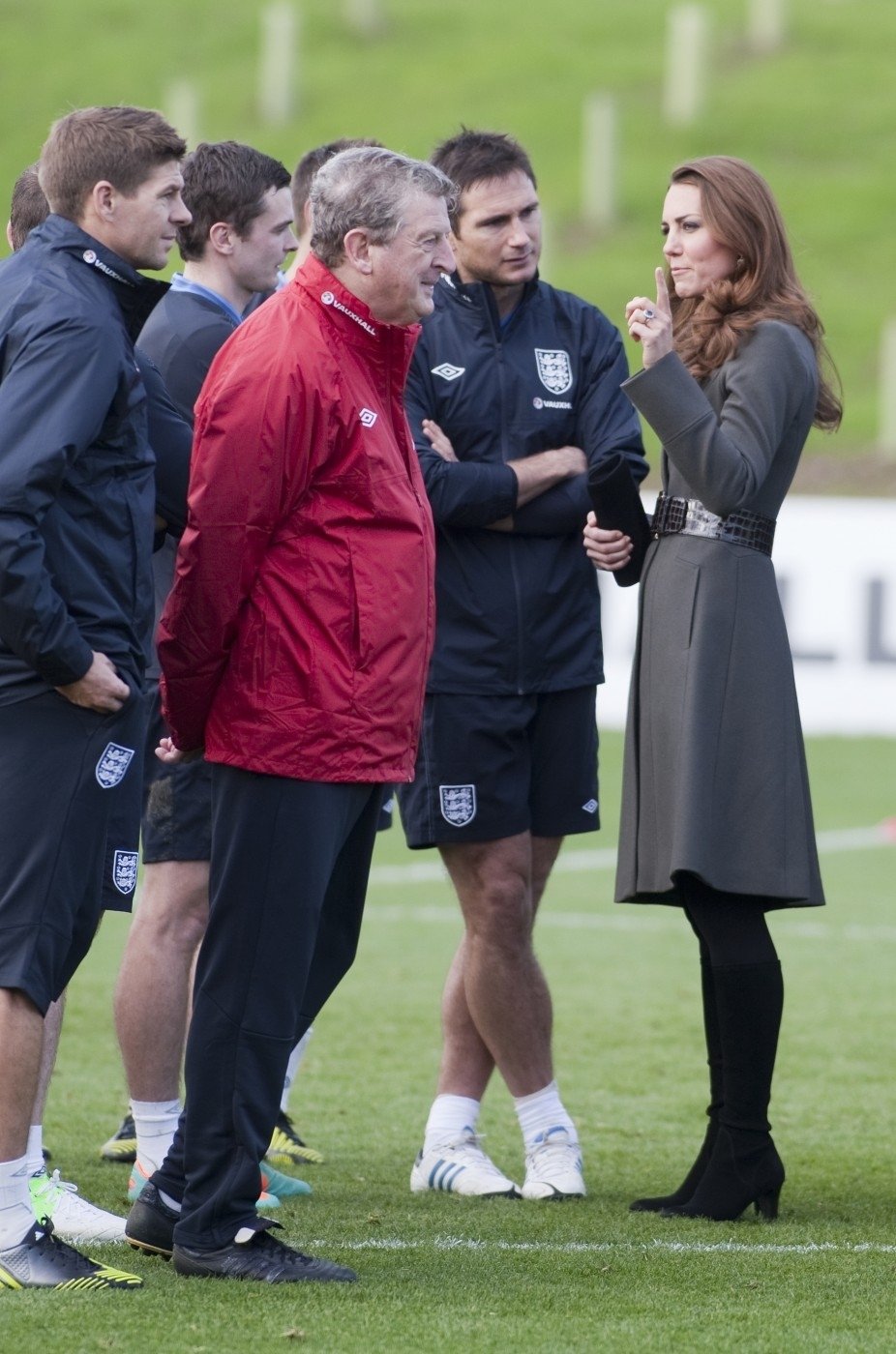 Trenér anglické fotbalové reprezentace Roy Hodgeson a jeho ovečky bedlivě poslouchají Kate Middleton.