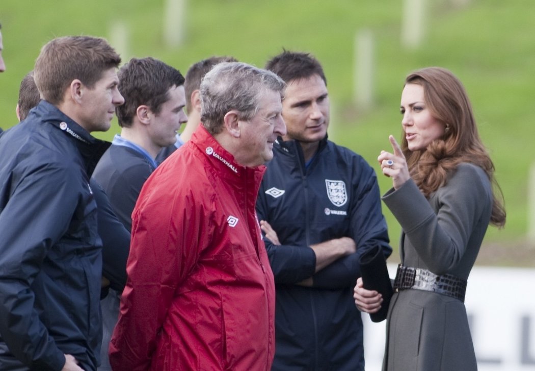 A takhle to budete hrát, jako by říkala Kate Middleton. Pečlivě poslouchají hráči i trenér Roy Hodgeson.