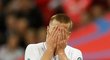 Zklamaný Eric Dier musel v utkání proti Česku kvůli zranění střídat