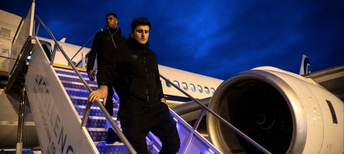 Hráči Manchesteru United Harry Maguire a Marcus Rashford přiletěli s anglickou reprezentací na utkání proti České republice v kvalifikaci o postup na EURO 2020