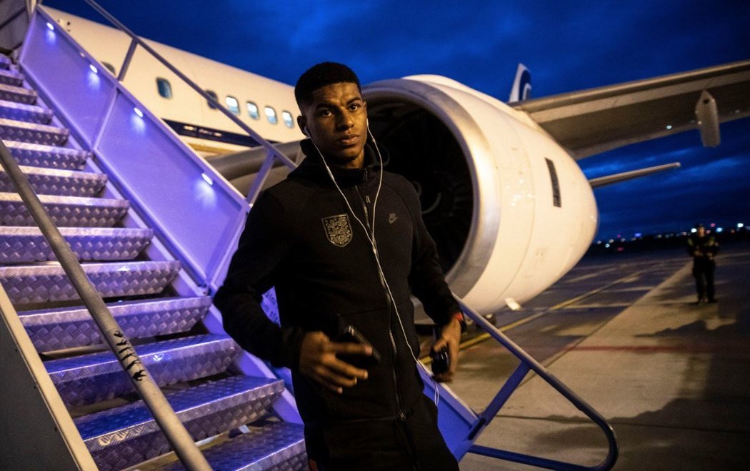 Marcus Rashford vystupuje z letadla na Letišti Václava Havla v Praze před zápasem kvalifikace o postup na EURO 2020 s Českou republikou