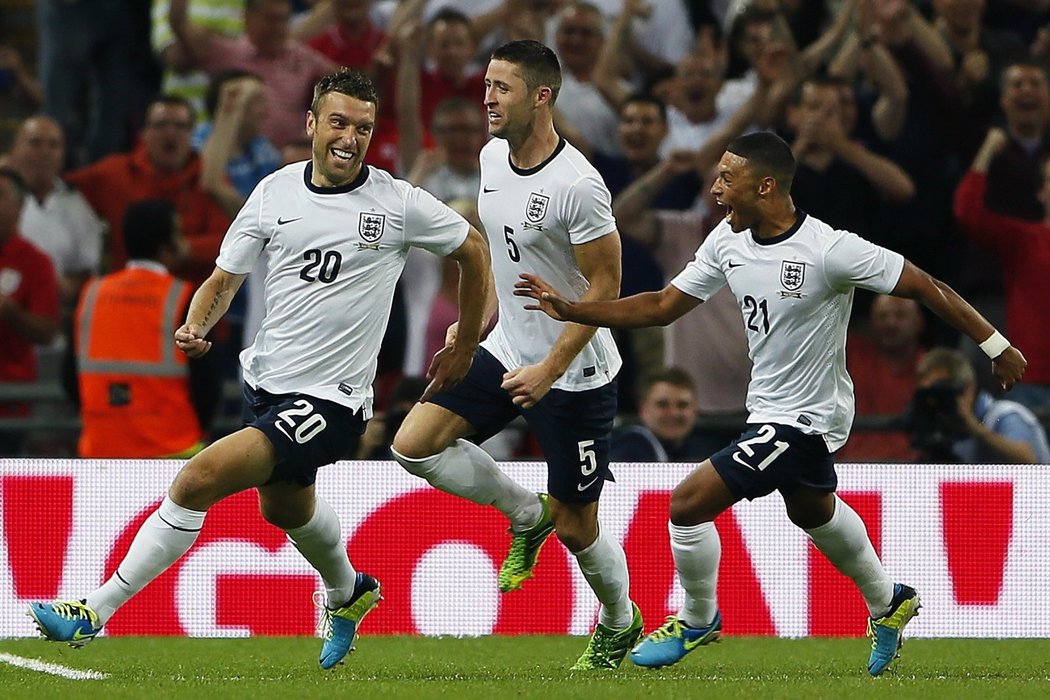 Rickie Lambert, debutant v dresu Anglie, slaví svou vítěznou trefu do sítě Skotska