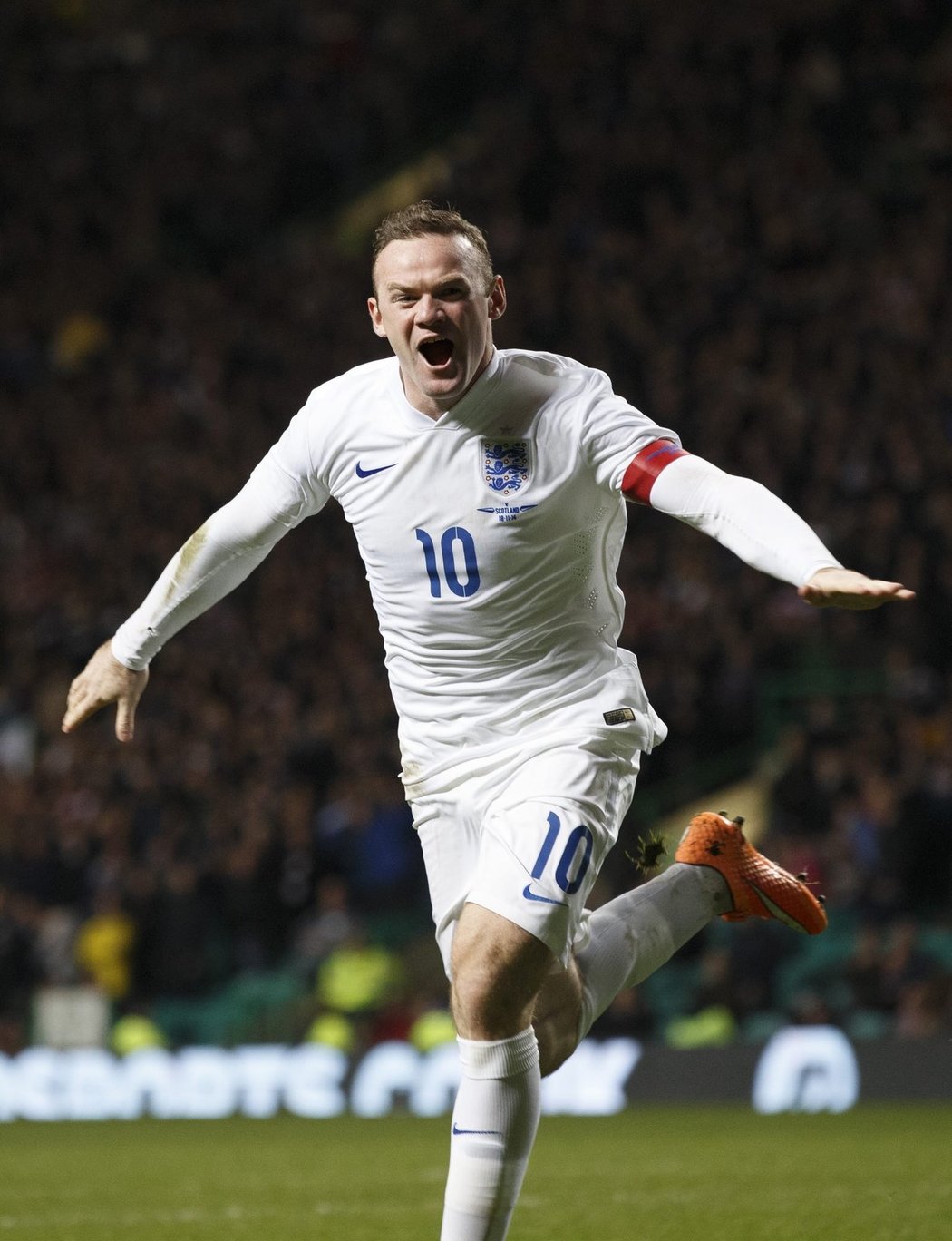 Wayne Rooney se raduje z gólu do sítě Skotska
