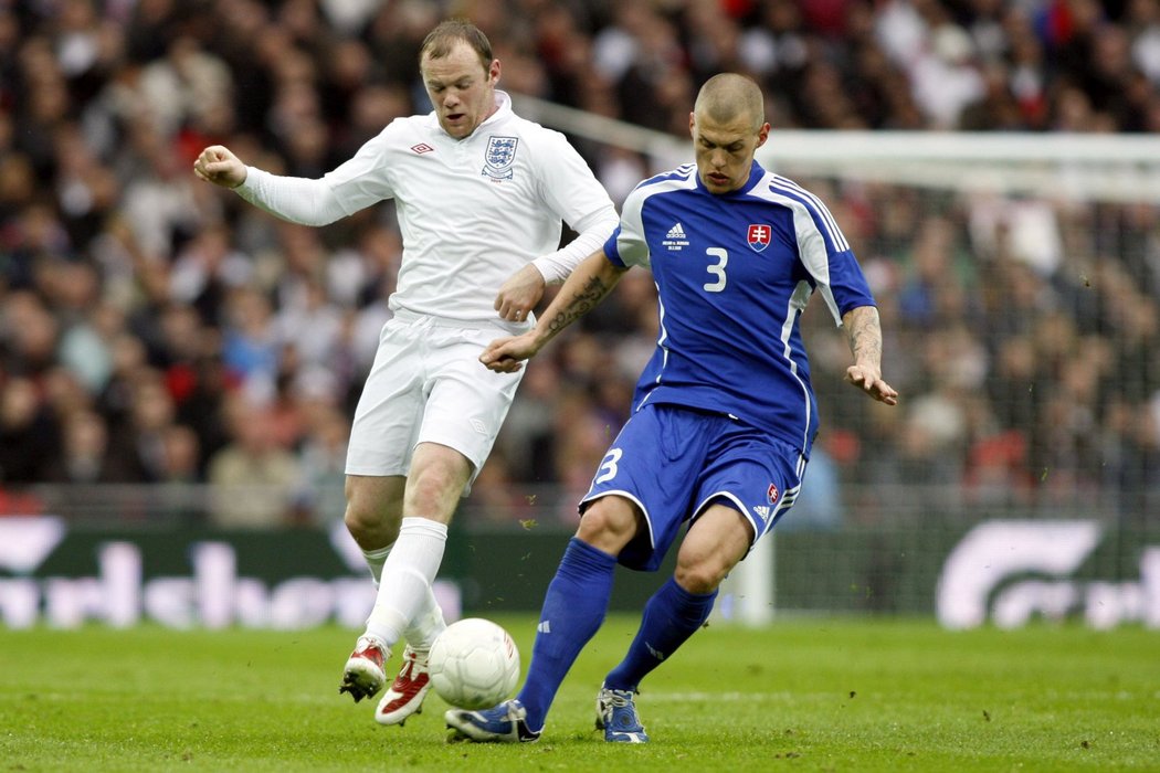 Souboj dvojice Martin Škrtel a Wayne Rooney (v bílém) v utkání Anglie se Slovenskem.