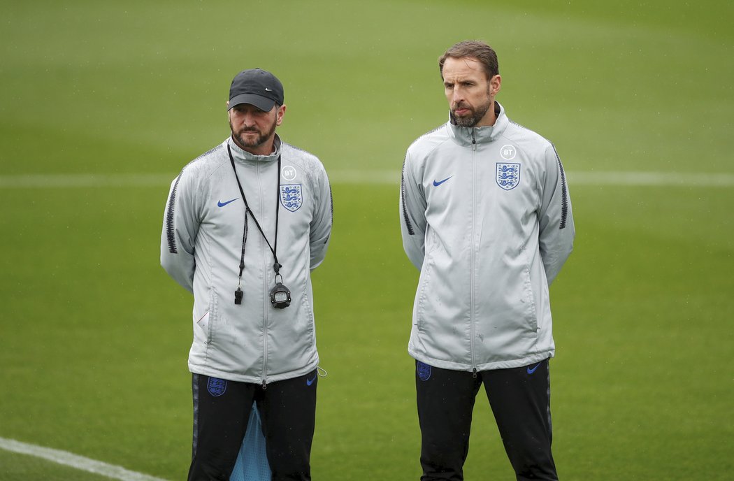 Kouč Southgate (vpravo) na tréninku anglické reprezentace před duelem s Kosovem