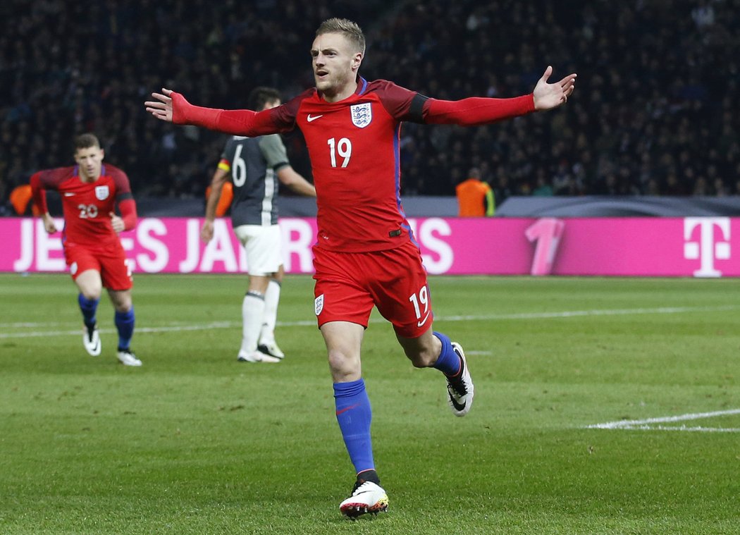 Jamie Vardy se raduje z prvního reprezentačního gólu