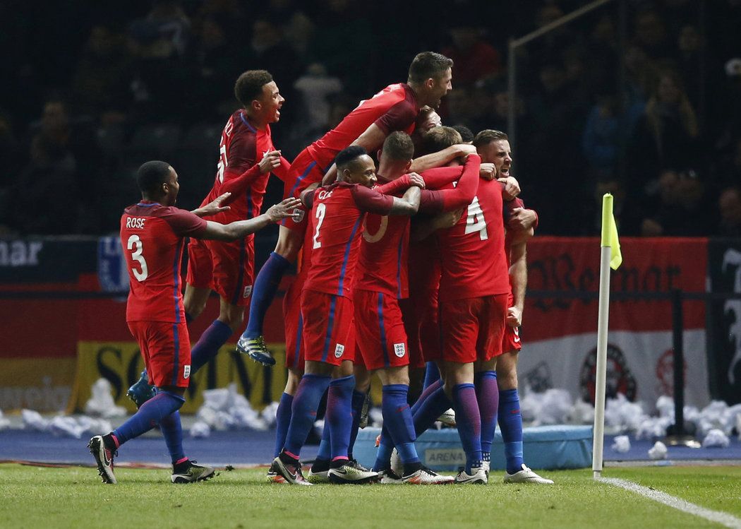 Fotbalisté Anglie se radují z gólu