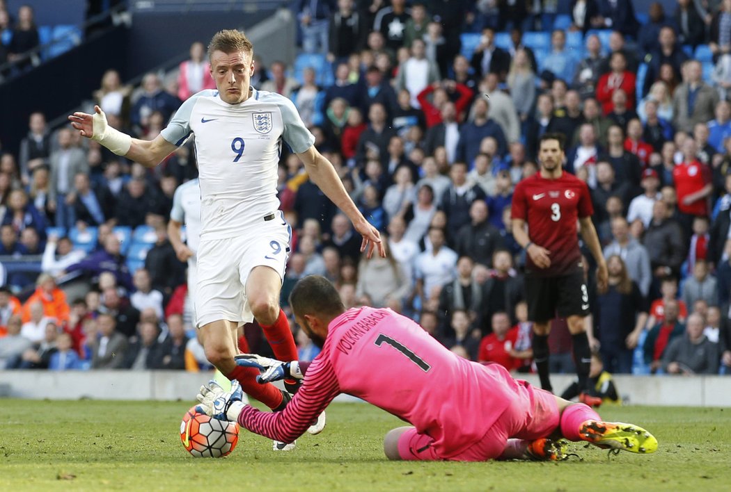 Jakmile je na hřišti Jamie Vardy, brankáři mají pohotovost. Střelec Leicesteru to ukázal i v dresu anglické reprezentace v duelu s Tureckem.