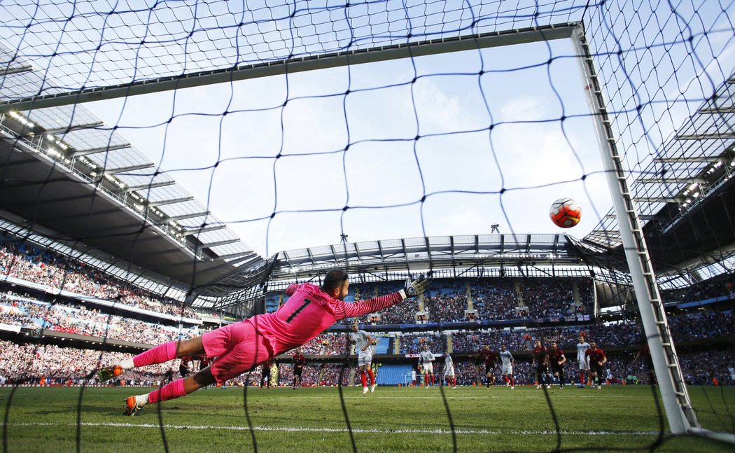 Anglický reprezentant Harry Kane neproměnil v utkání s Tureckem penaltu.