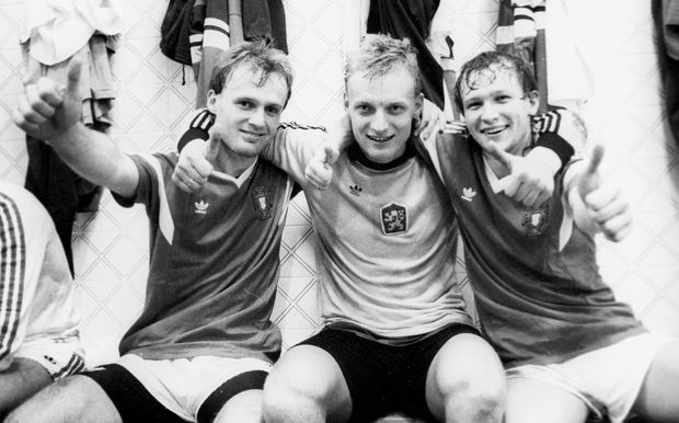 Michal Bílek, Jan Stejskal a Ivan Hašek slaví postup na MS do Itálie v listopadu 1989 Michal Bílek, Jan Stejskal a Ivan Hašek slaví postup na MS do Itálie v listopadu 1989