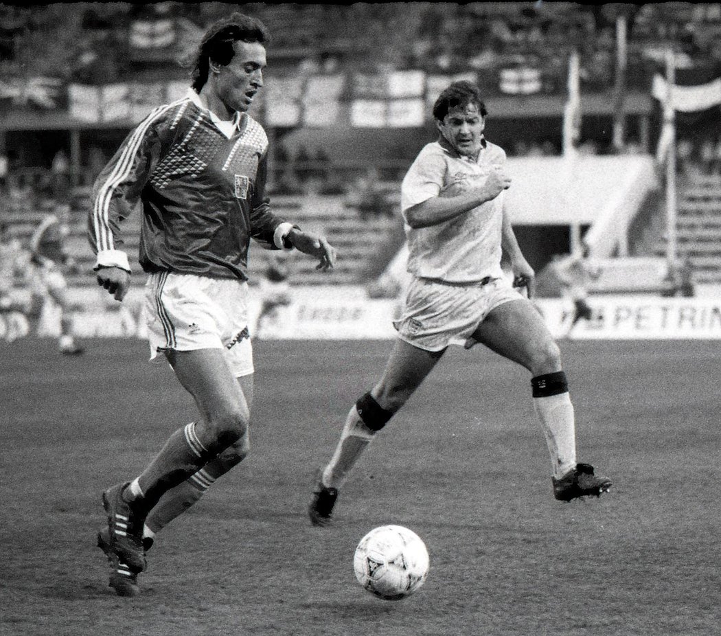 Ivo Knoflíček v dresu ČSSR uniká Gary Mabbuttovi v zápase s Anglií v roce 1992