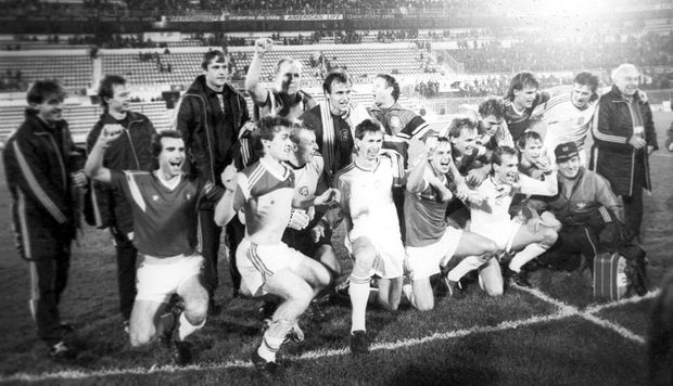 Českoslovenští fotbalisté slaví postup na MS 1990 po duelu s Portugalskem Českoslovenští fotbalisté slaví postup na MS 1990 po duelu s Portugalskem