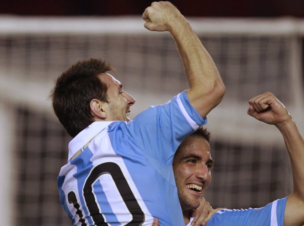 Lionel Messi (vlevo) a Gonzalo Higuaín se radují z gólu do sítě Chile, Higuaín nastřílel nakonec hattrick, Messi se trefil za Argentinu po 2,5 letech