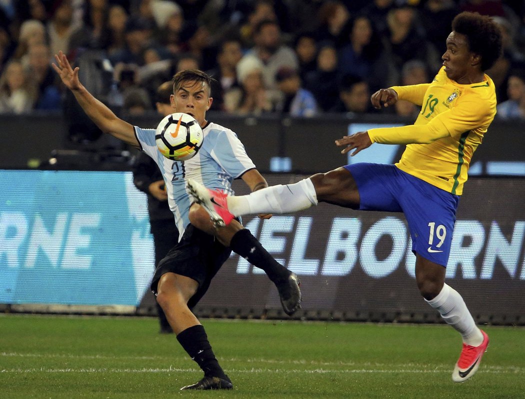 Paulo Dybala v souboji s Willianem