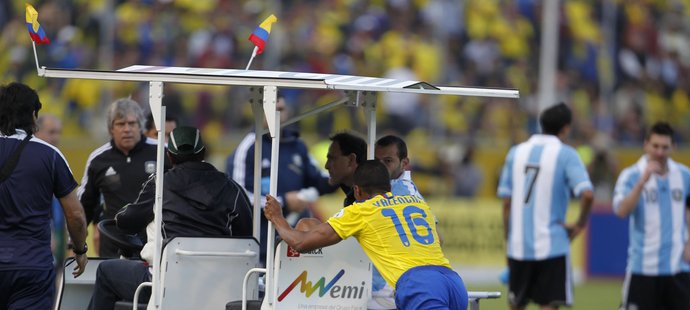 Ekvádorský Antonio Valencia se snaží odtlačit vozítko se zraněným Javierem Mascheranem z hrací plochy. Argentinec pak kopl do řidiče, za což dostal červenou kartu
