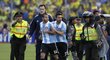 Ezequiel Lavezzi se snaží uklidnit svého spoluhráče z argentinské reprezentace Javiera Mascherana, po jehož vyloučení v zápase s Ekvádorem se strhla potyčka, při které musela zasahovat i policie