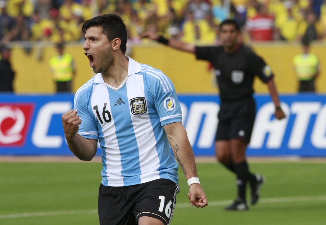 Sergio Aguero se raduje z gólu proti Ekvádoru v kvalifikaci na MS. Argentinci remizovali 1:1