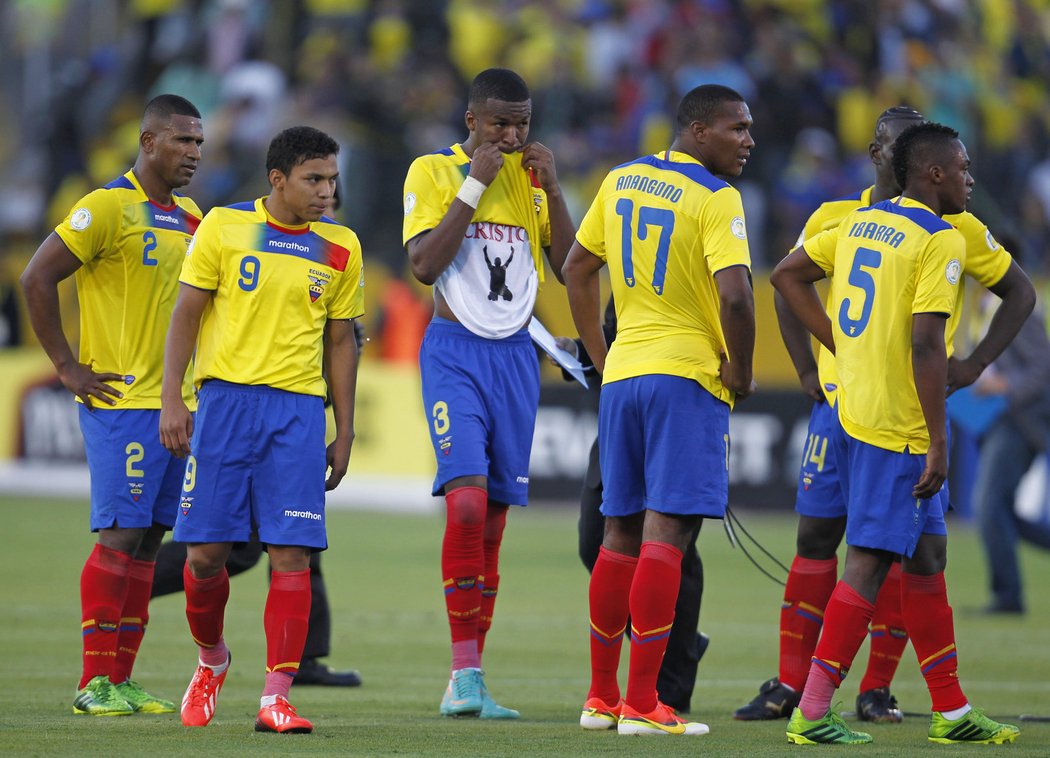 Fotbalisté Ekvádoru sledují šarvátku, která vypukla na konci zápasu po vyloučení Mascherana