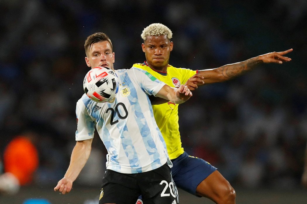 Argentinec Giovani Lo Celso v zápase s Kolumbií