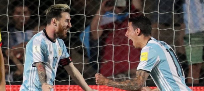 Lionel Messi se raduje s Angelem Di Maríou z argentinského gólu do sítě Kolumbie