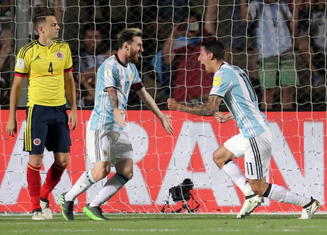 Lionel Messi se raduje s Angelem Di Maríou z argentinského gólu do sítě Kolumbie