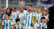 Lionel Messi ukázal na stadionu v Argentině fanouškům trofej z MS