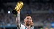 Lionel Messi ukázal na stadionu v Argentině fanouškům trofej z MS