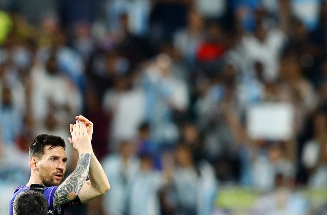 Lionel Messi tleská divákům