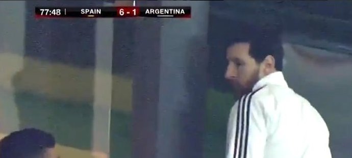 Lionel Messi po šesté inkasované brance znechuceně odešel
