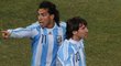 Carlos Tévez (vlevo) a Lionel Messi v argentinském dresu na MS v roce 2010