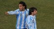 Carlos Tévez (vlevo) a Lionel Messi v argentinském dresu na MS v roce 2010