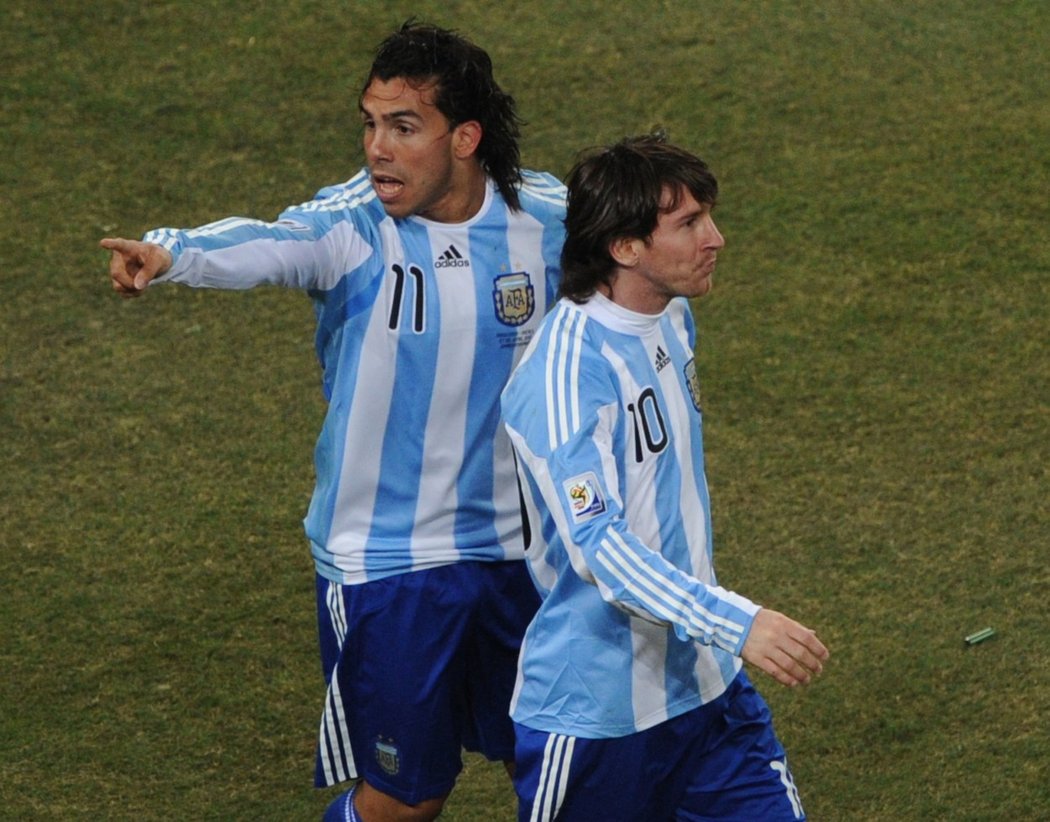 Carlos Tévez (vlevo) a Lionel Messi v argentinském dresu na MS v roce 2010