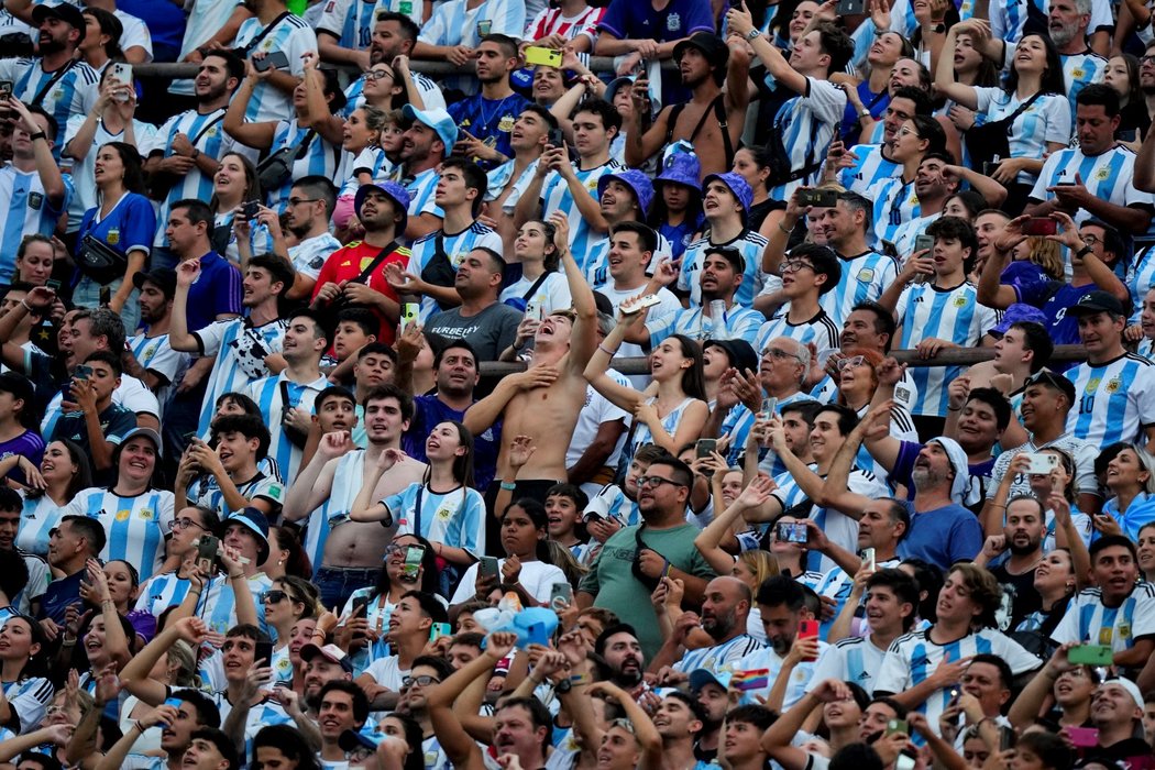 Fanoušci během prvního zápasu Argentiny po triumfu na MS v Kataru