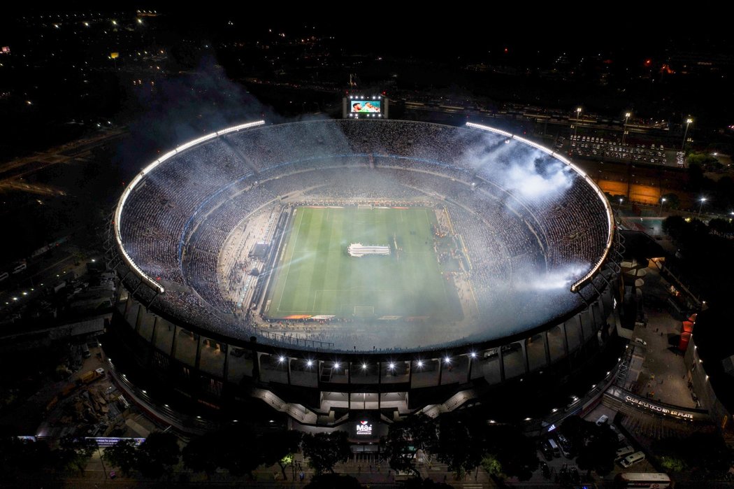 Argentince vítal zaplněný stadion i ohňostroje