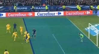 Francii poslal na MS metrový ofsajd a vlastní gól Ukrajinců
