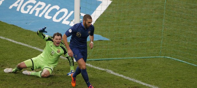 Karim Benzema dává druhý gól do sítě Ukrajiny. Francouzský střelec byl ale v ofsajdu