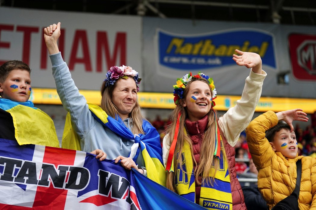 Ukrajinské fanynky před bojem o MS proti Walesu