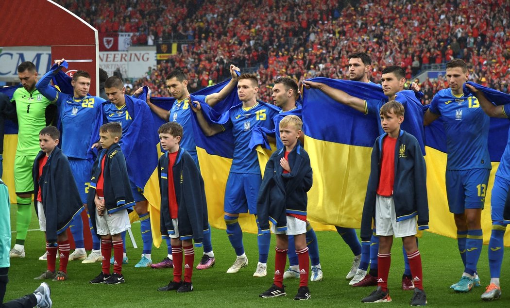 Ukrajinští fotbalisté nastoupili proti Walesu s národními vlajkami
