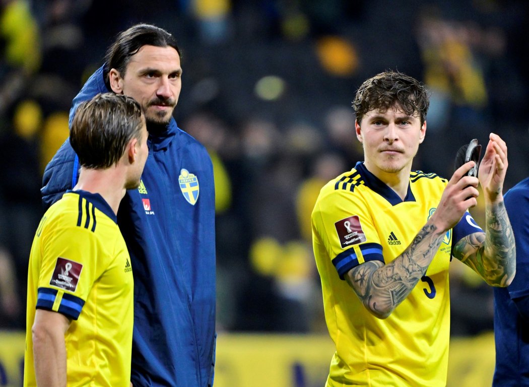 Švédští fotbalisté se Zlatanem Ibrahimovicem slaví postup přes Česko do finále baráže o MS