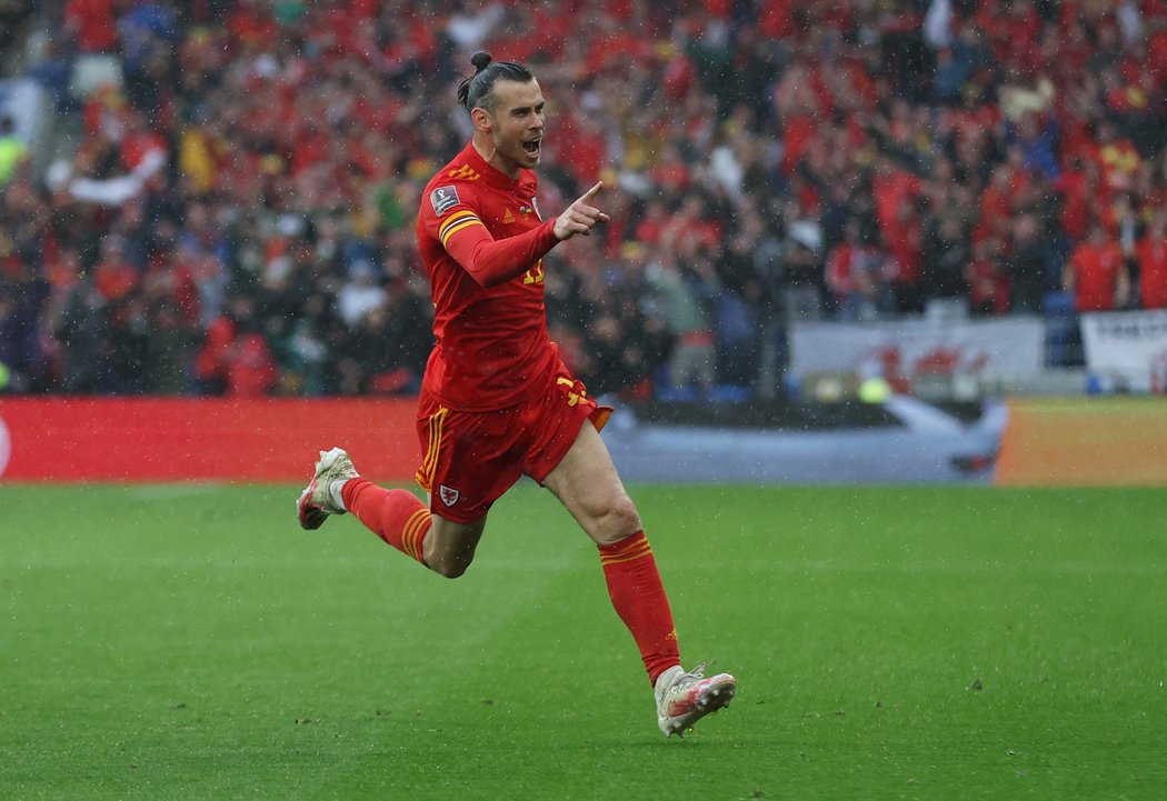 Gareth Bale se raduje ze šťastného gólu v baráži proti Ukrajině