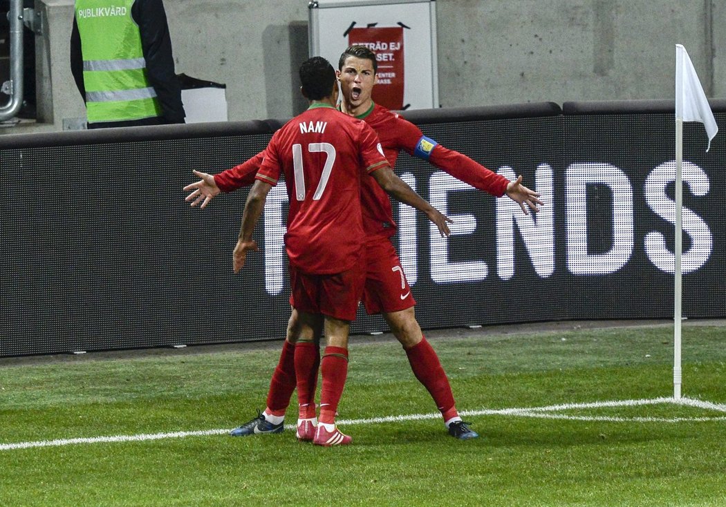 Cristiano Ronaldo se s Nanim raduje z vedoucího gólu v baráži proti Švédsku