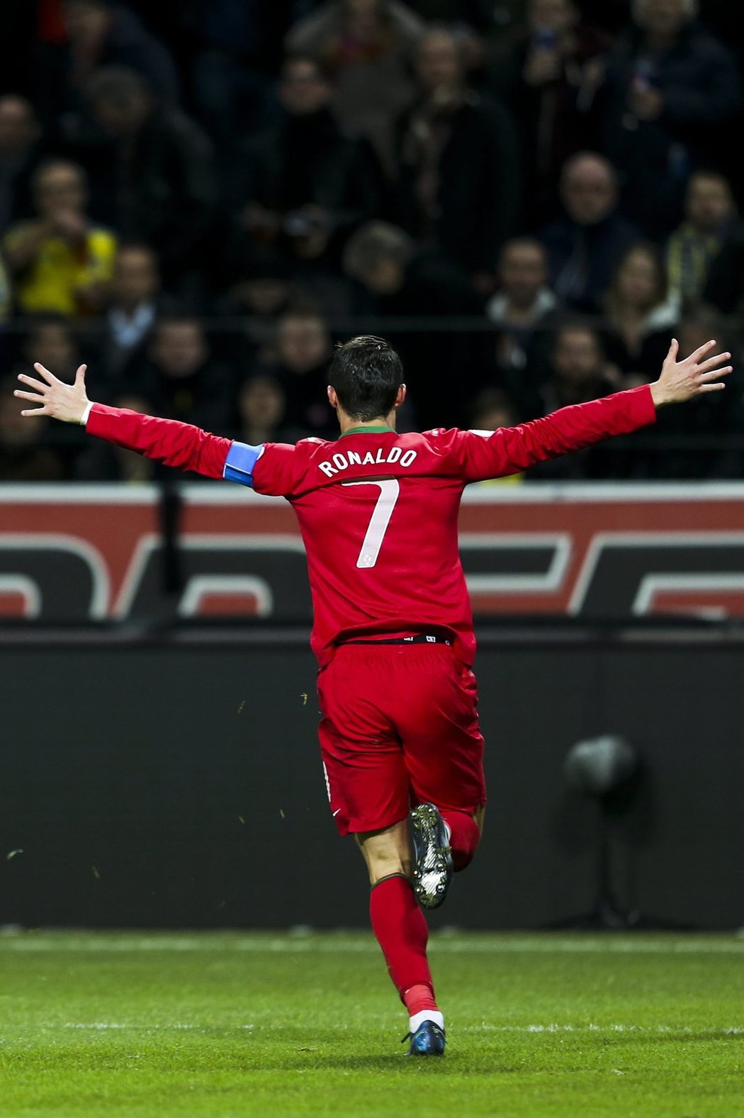 Cristiano Ronaldo slaví svůj gól proti Švédsku v baráži o postup na mistrovství světa