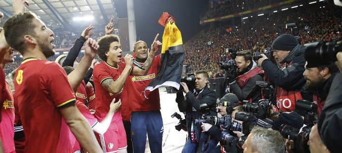 Vincent Kompany (uprostřed) a Axel Witsel  si užívají s fanoušky postup Belgie na mistrovství Evropy