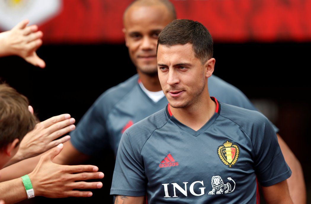 Belgický kapitán Eden Hazard při nástupu na trénink fotbalové reprezentace před utkáním s Českem