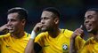 Brazilci Philippe Coutinho, Neymar a Gabriel Jesus někomu volají po gólu proti Argentině