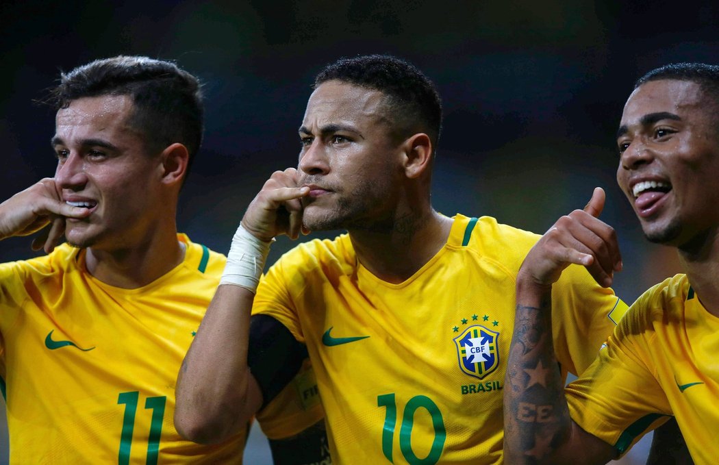 Brazilci Philippe Coutinho, Neymar a Gabriel Jesus někomu volají po gólu proti Argentině