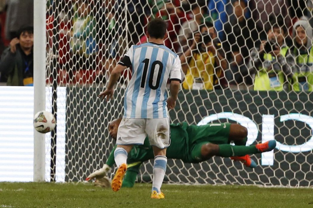Argentinec Lionel Messi selhal při penaltě v zápase proti Brazílii, jeho slabou střelu vyrazil brankář Jefferson